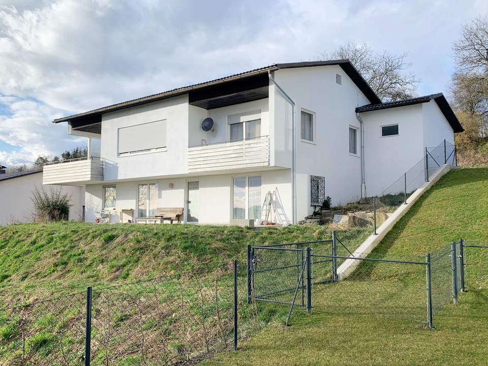 Ein-/Zweifamilienhaus mit Wellnessbereich in ruhiger Aussichtslage am Weinberg
