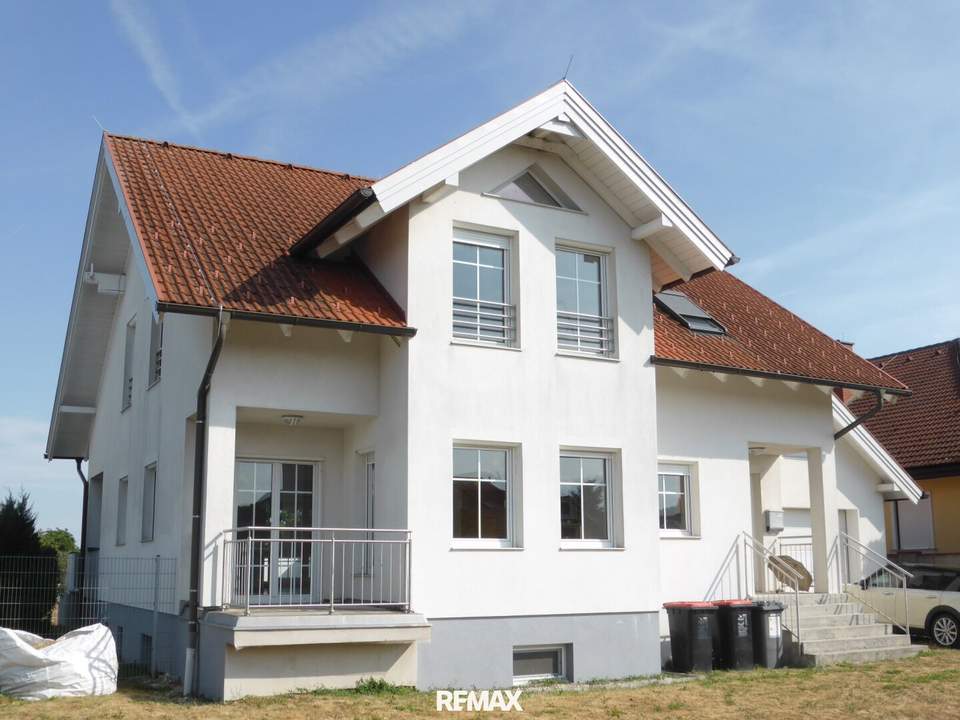 großes Einfamilienhaus mit gemütlicher Wohnatmosphäre, Wintergarten & Gartenbereich zur Vermietung