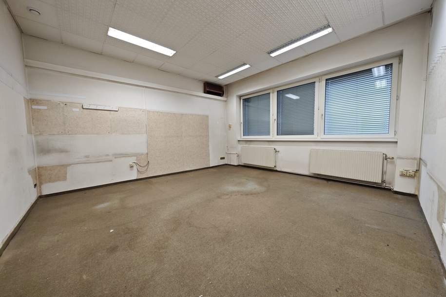 Sanierungsbedürftige EG-Fläche mit ca. 552m² | für Lager, Baubüro o.ä. | Parkplätze vis à vis mietbar, Gewerbeobjekt-miete, 6.311,67,€, 1210 Wien 21., Floridsdorf