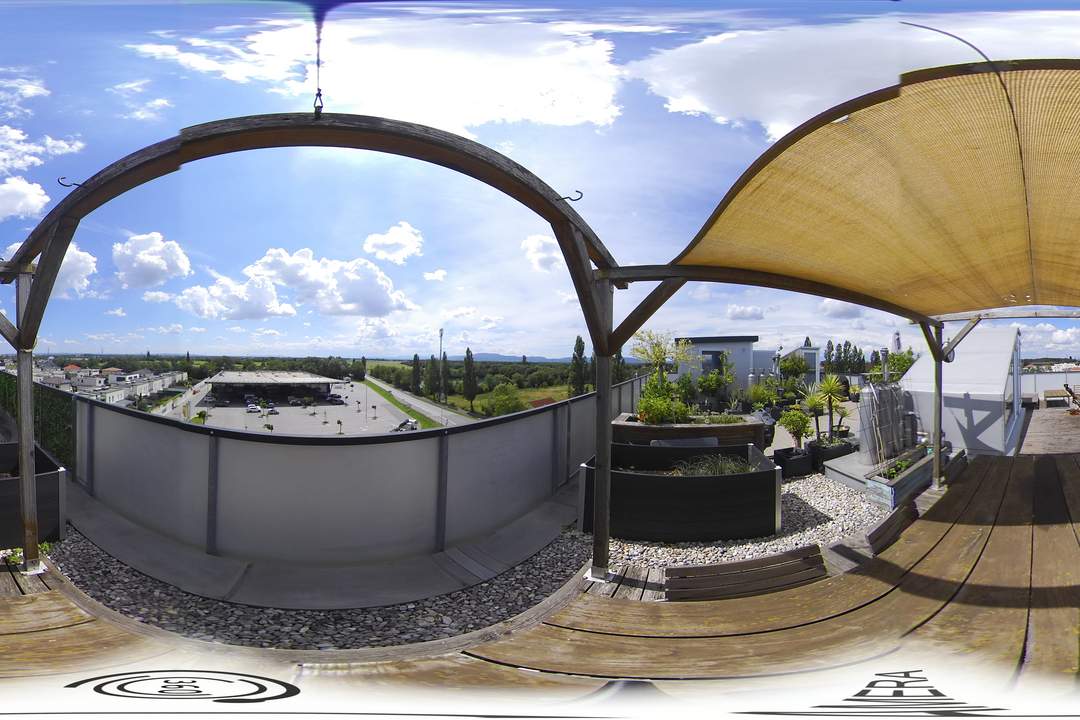"Traumhafte Dachterrassen-Maisonette mit Fernblick &amp; Badeteichzugang"