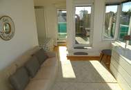 1190! Entzückendes, voll möbliertes DG mit zwei Terrassen und Tiefgaragenplatz!