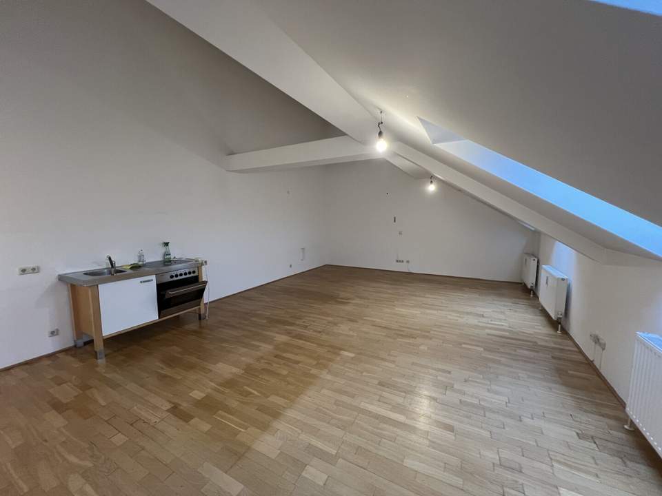 1060! Helle DG-Garconniere mit neuer Küche Nähe Naschmarkt!