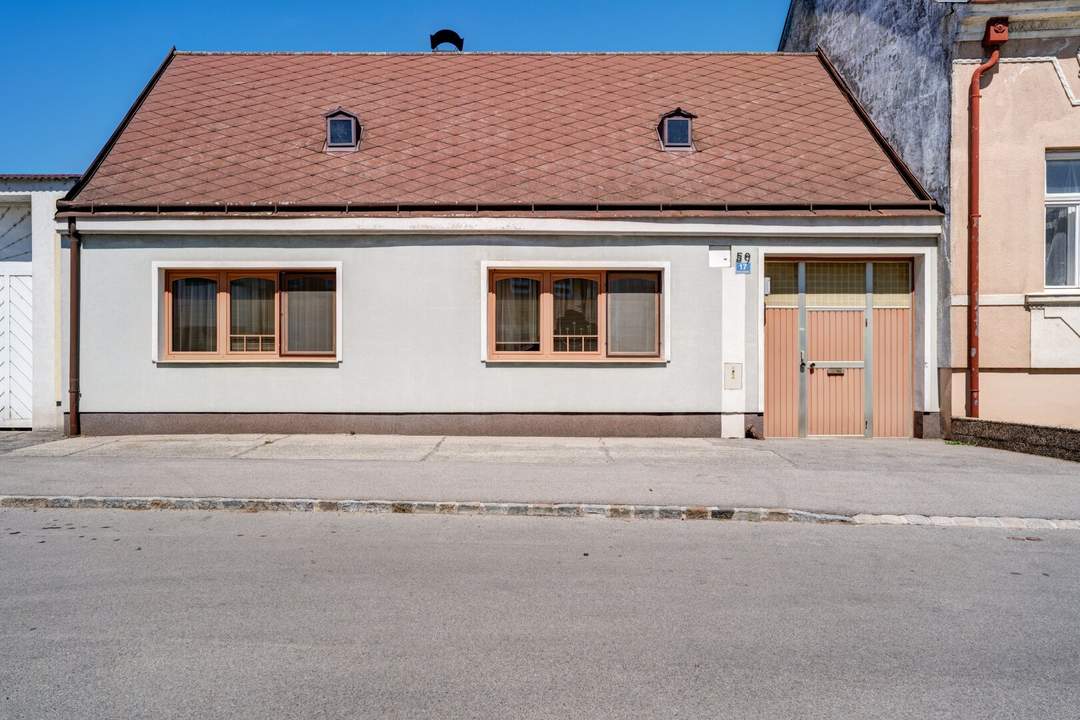 Charmantes, renovierungsbedürftiges Zweifamilienhaus in Engelhartstetten mit großen Grund, Stadel und Nebengebäuden