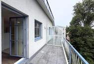 Unbefristete 3-Zimmer-DG-Wohnung mit Balkon und Grünblick // 3-Room Attic Apartment for Rent on an Unlimited Lease, with Balcony and Green Views //