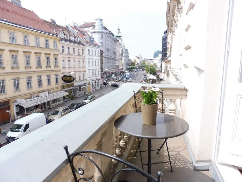 Prachtvolle Beletage mit Balkon in Bestlage am Rochusmarkt! Komplett möbliert.