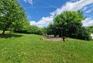 ZWEI WOHNHÄUSER - TRAUMHAFTER BUNGALOW UND KLEINES SOMMERHAUS SAMT PARKÄHNLICHEM GARTEN MIT HERRLICHEM ALTBAUMBESTAND