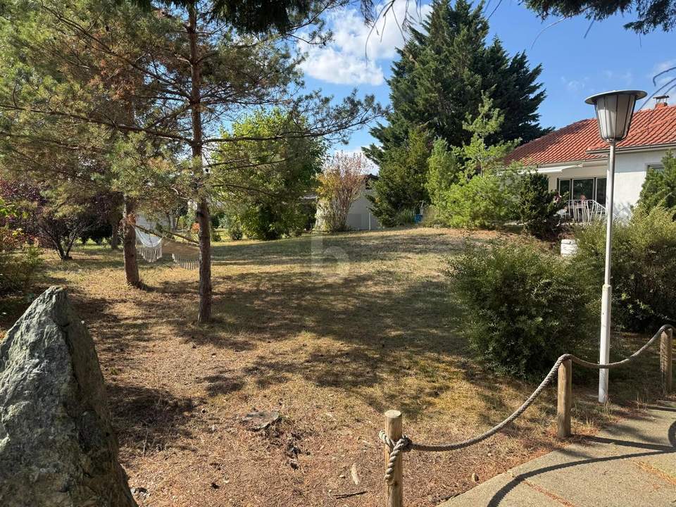 WOHNEN WIE IM URLAUB - LIEBEVOLL EINGERICHTET MIT TRAUMHAFT GROßEM GARTEN