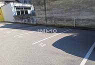 Parkplätze zu vermieten, eingezäunt neben Bahnhof