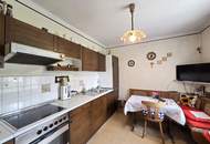 Älteres Dreigiebel- Wohnhaus samt zwei freistehenden Nebengebäuden sowie zwei Terrassen und großem Grundstück