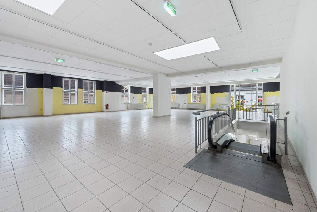 Mach diesen außergewöhnlichen Ort zu deinem! Großzügige Fläche in Bestlage von Wiener Neustadt | Zwei Etagen | Rolltreppe und Lift