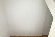 Nur ca. € 4.000 pro m² - 3 Zimmer DG-Wohnung - 2 Gehminuten zur U3 Station Johnstraße