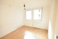 Familienwohnung: Schöne 4-Zimmer-Wohnung mit Balkon direkt an der Donau