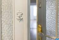 In U-Bahn-Nähe: Singlewohnung in wunderschönem Altbau