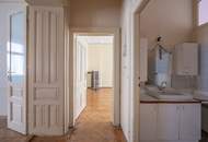 Entwicklungswürdige Stilaltbauwohnung in toller Lage! Verwirklichen Sie Ihren Altbautraum!