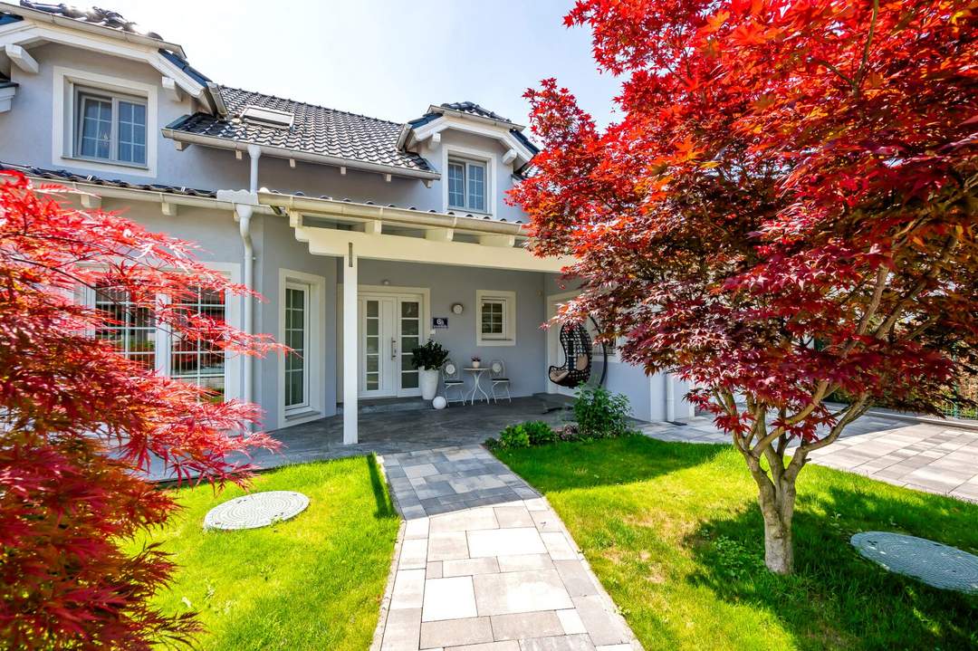 ***NEU*** exklusives Haus mit 2 Eingängen, 2 Wohnküchen, Wellnessbereich, beheizten Pool und viel mehr