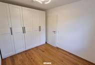 Neuwertige Doppelhaushälfte mit Carport und PV-Anlage in Reichersdorf