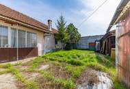 Renovierungsbedürftige Liegenschaft mit zwei Wohneinheiten, Nebengebäuden & Garage!