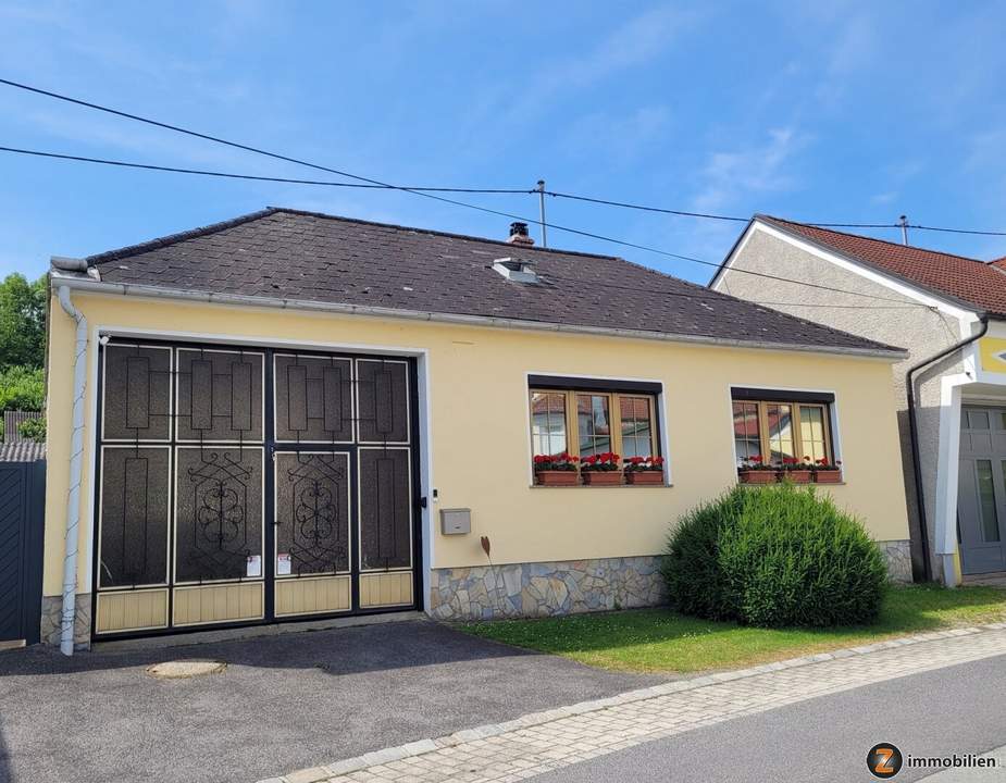 Gepflegter Landhaus-Bungalow mit Innenhof, Nebengebäude u. Stadl