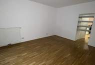 Ihr grünes Wohnzimmer: 2 Zimmer mit Terrasse und eigenem Garten! Teilsanierung notwendig!