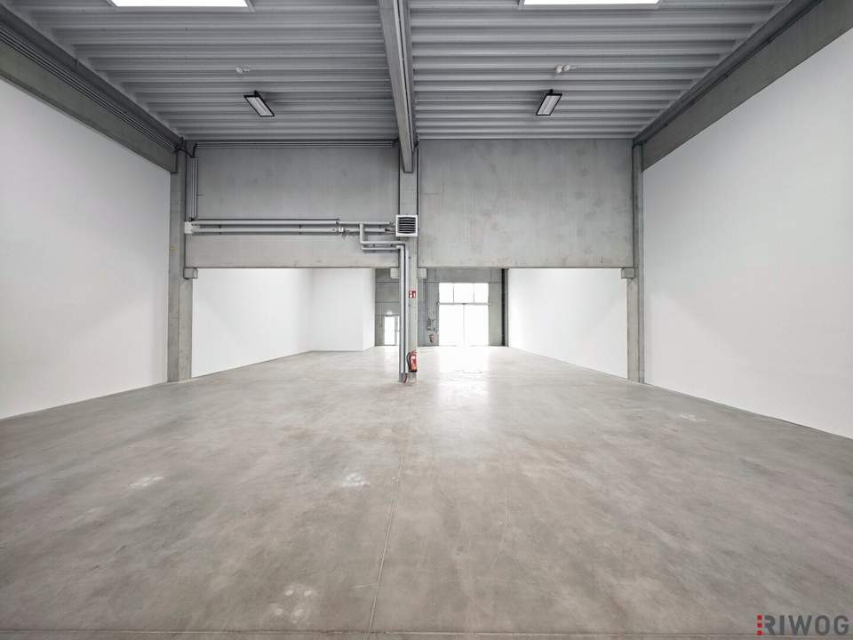 Beidseitig andienbare Lager- und Produktionshalle (ca. 286 m²) mit Büro- und Aufenthaltsräumen