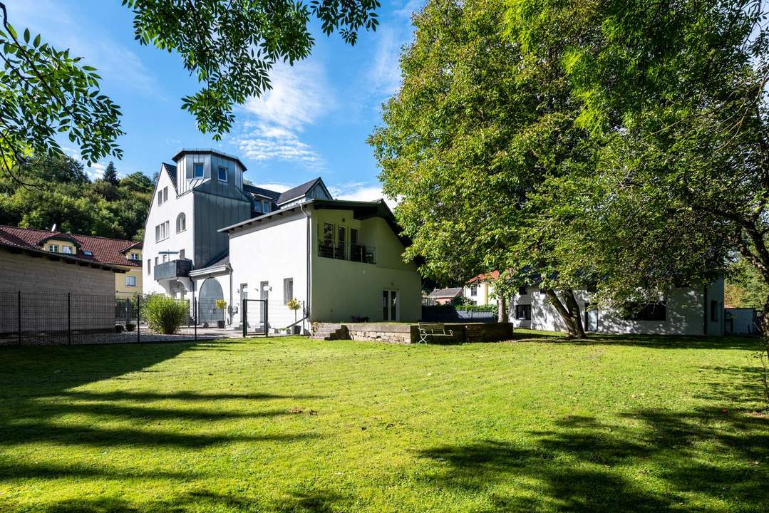 " 3-Zimmer-Wohnung mit Balkon in historischer Villa "