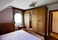 Zweifamilienhaus in ruhiger Alleinlage mit hervorragender Raumaufteilung und modernisiertem Erdgeschoss