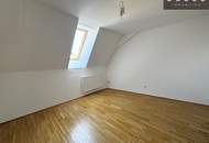 | ENTZÜCKENDE DACHGESCHOSSWOHNUNG | 2 ZIMMER | BESTLAGE | HAUPTPLATZ ECKE MURGASSE