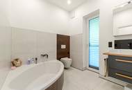 Elegantes Wohnen im Grünen! Neuwertiges Dreifamilienhaus in erhöhter Ruhelage