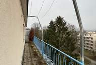 Direkt bei Schönbrunn! Kleine DG-Wohnung mit Terrasse und Gratisparkplatz!