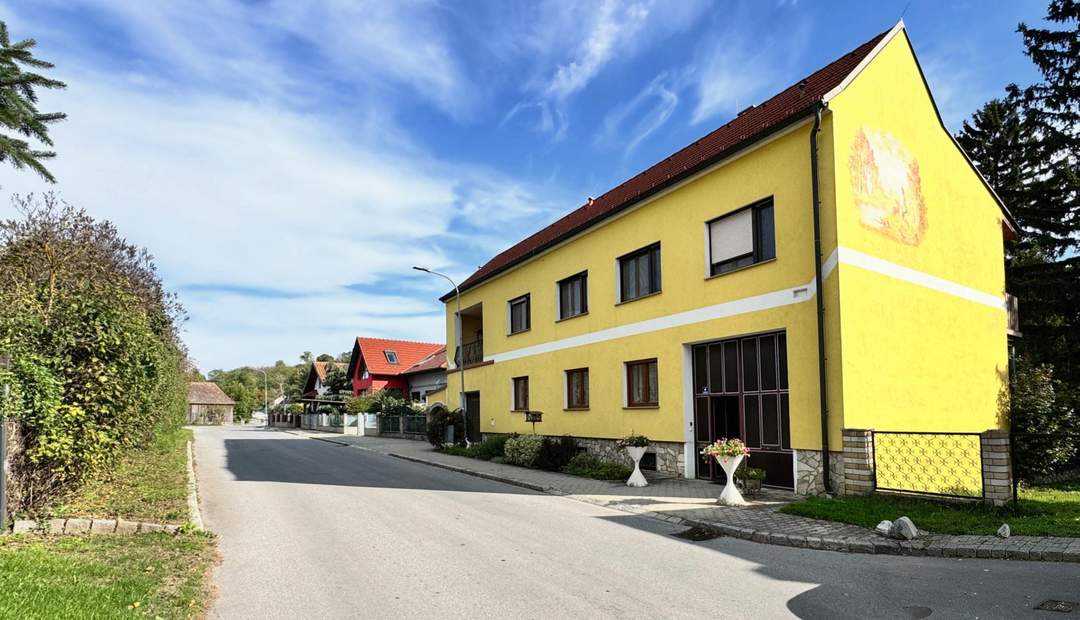 Zweifamilienhaus mit Charme – Top-saniert mit Garten & Pool