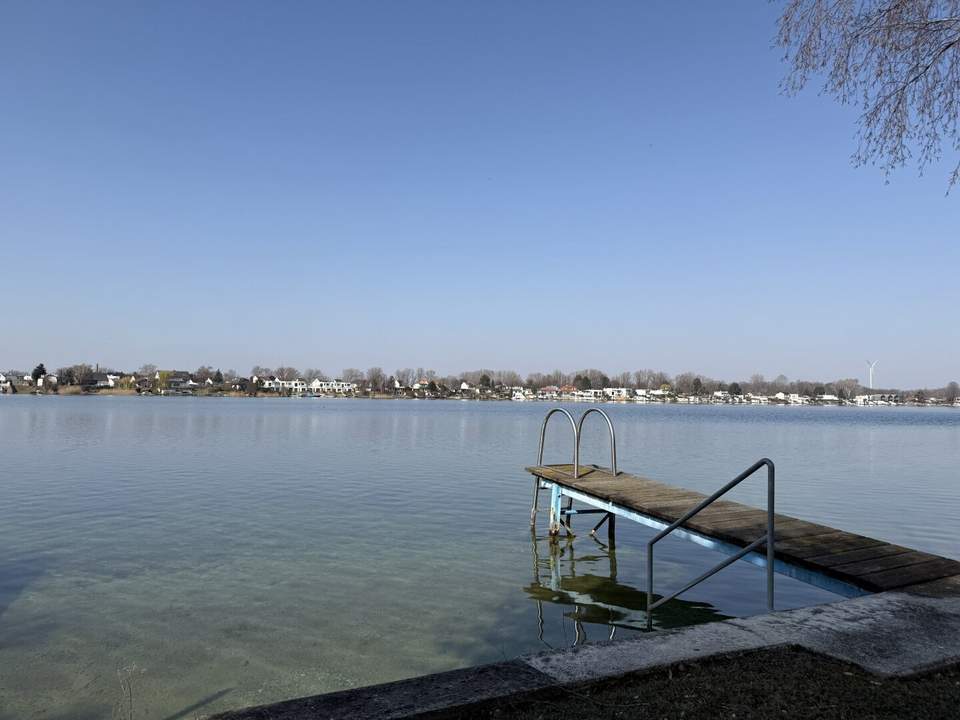 UFERPARZELLE mit renoviertem Badehäuschen und eigenem Badesteg auf Pachtgrund - zu verkaufen