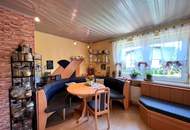 Charmantes Zweifamilienhaus mit idyllischem Naturpool