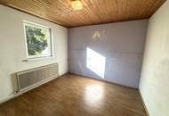 Sanierungsbedürftiges Mehrfamilienhaus mit großem Grundstück und hoher Bebauungsdichte