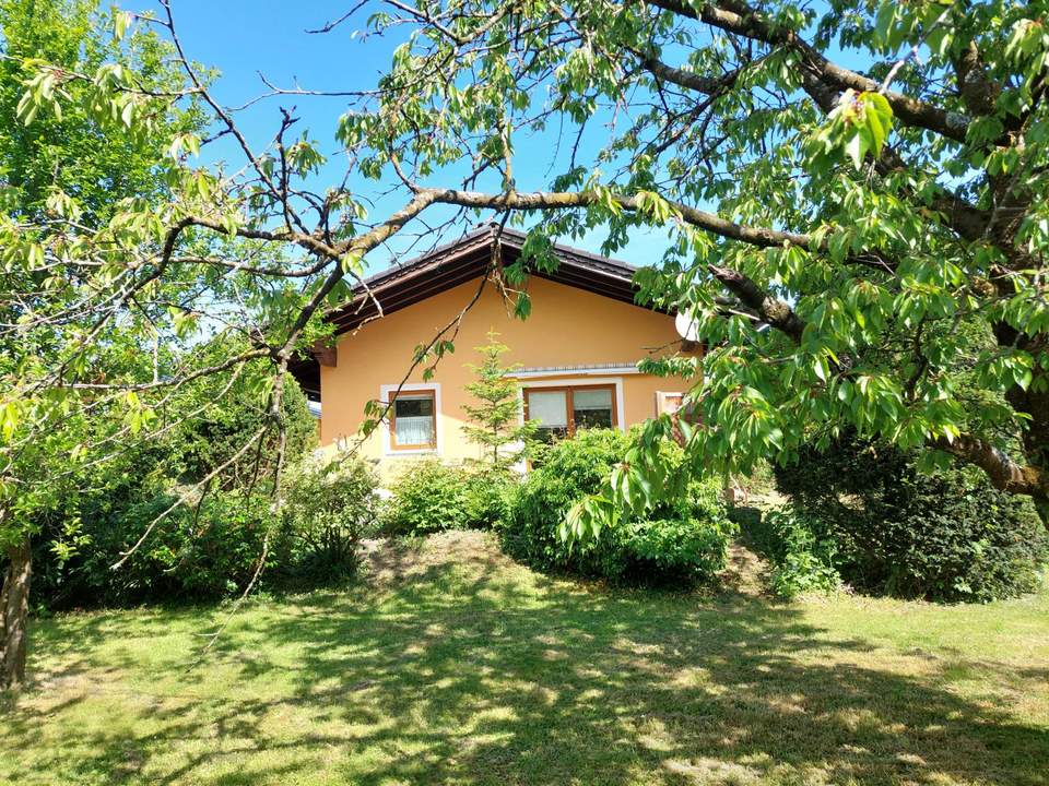 Wochenendglück auf großem Grundstück mit Pool und in Seenähe!