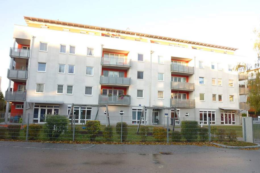 sanierte 3-Zimmer-Wohnung im Dachgeschoß mit Terrasse, Wohnung-miete, 932,27,€, 2700 Wiener Neustadt(Stadt)