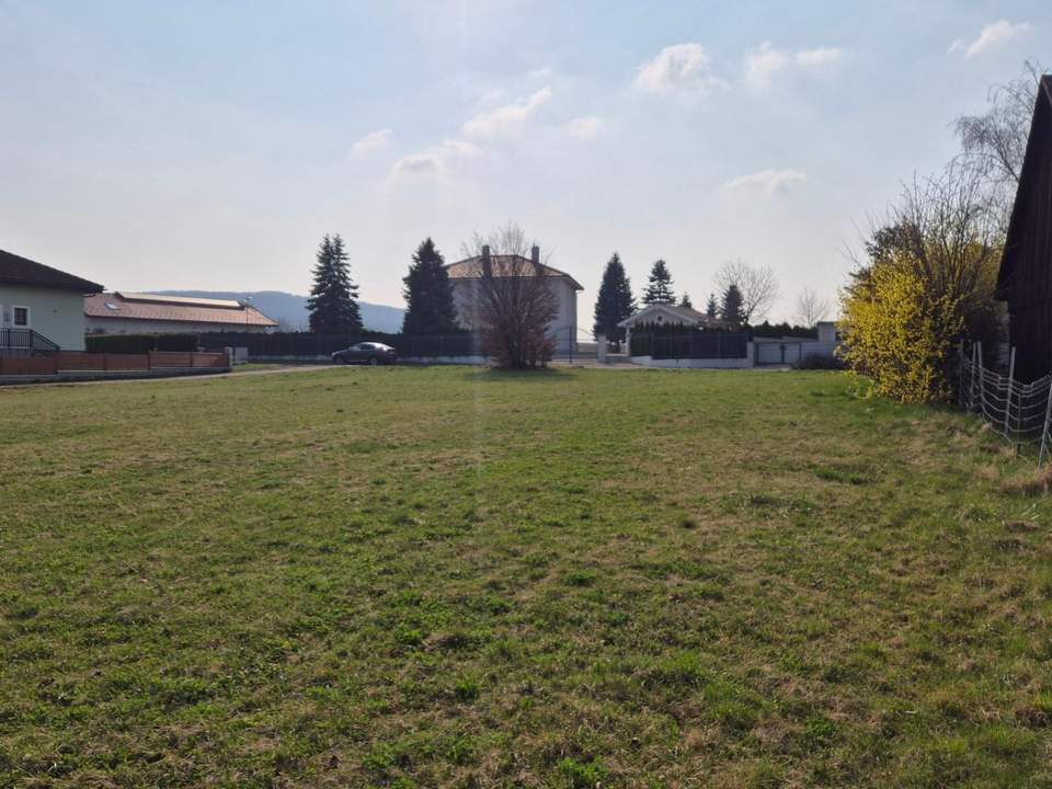 FAST EBENE, SONNIGE BAUGRUNDSTÜCKE IN RUHIGER DORFLAGE