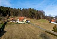 LANDHAUSVILLA mit HOF-ENSEMBLE, GÄSTEWOHNUNGEN UND ENTWICKLUNGSPOTENTIAL