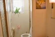 Zwei Häuser, ein Grundstück: Ihr neues Zuhause mit laufenden Mieteinnahmen