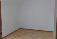 Ruhige, zentral gelegene Wohnung im Dachgeschoss mit Autoabstellplatz