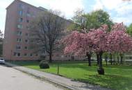 Unbezahlbare Aussicht zu bezahlbaren Preisen - einzigartige Lage im obersten Stockwerk! Gemütliche Loggia, praktischer Abstellraum und modernes Badezimmer mit höchstem Wohnkomfort inklusive!