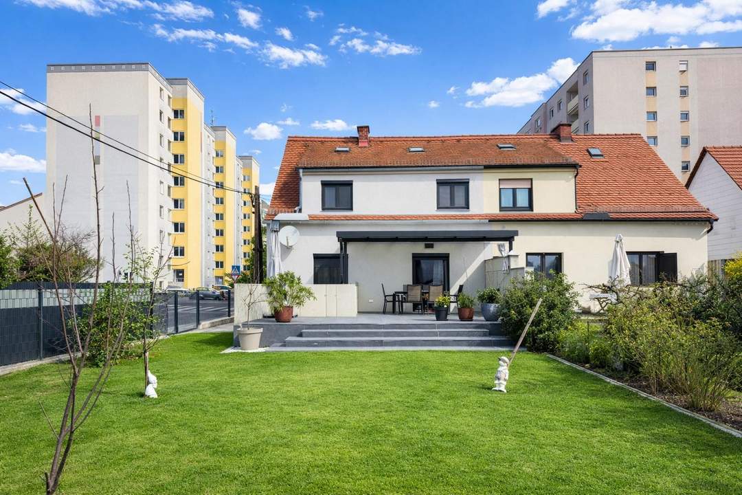 Stilvolle Doppelhaushälfte mit Garten, Designküche und überdachter Terrasse