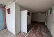 Praktischer Lagerraum mit Altbauflair und zwei Schaufenster zur Michaeligasse