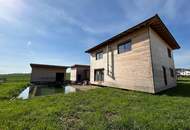 Autark leben im Lehm-Holz-Haus – mit 60 kWp PV & Naturpool