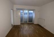 Ihr grünes Wohnzimmer: 2 Zimmer mit Terrasse und eigenem Garten! Teilsanierung notwendig!