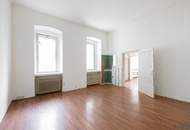Große Familienwohnung // 6 Zimmer // Balkon möglich // Sanierungsbedürftig