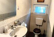 Grünes Paradies in Stadtnähe: 2 Garagen + Wohnwagencarport + Keller + 4 Stk. Parkplätze + beheizbarer Abstellraum mit Dusche und WC