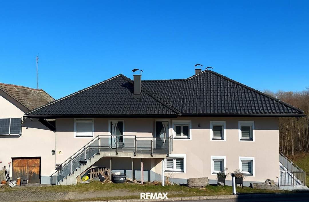Großzügiges Mehrfamilienhaus mit weitläufigem Grundstück in Vichtenstein