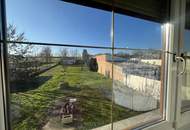 Haus in Grünruhelage mit offener Terrasse, Balkon und Garage