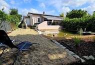 DER SOMMER KANN KOMMEN - Bungalow mit idyllischem Schwimmteich und schöner Pergola im Garten