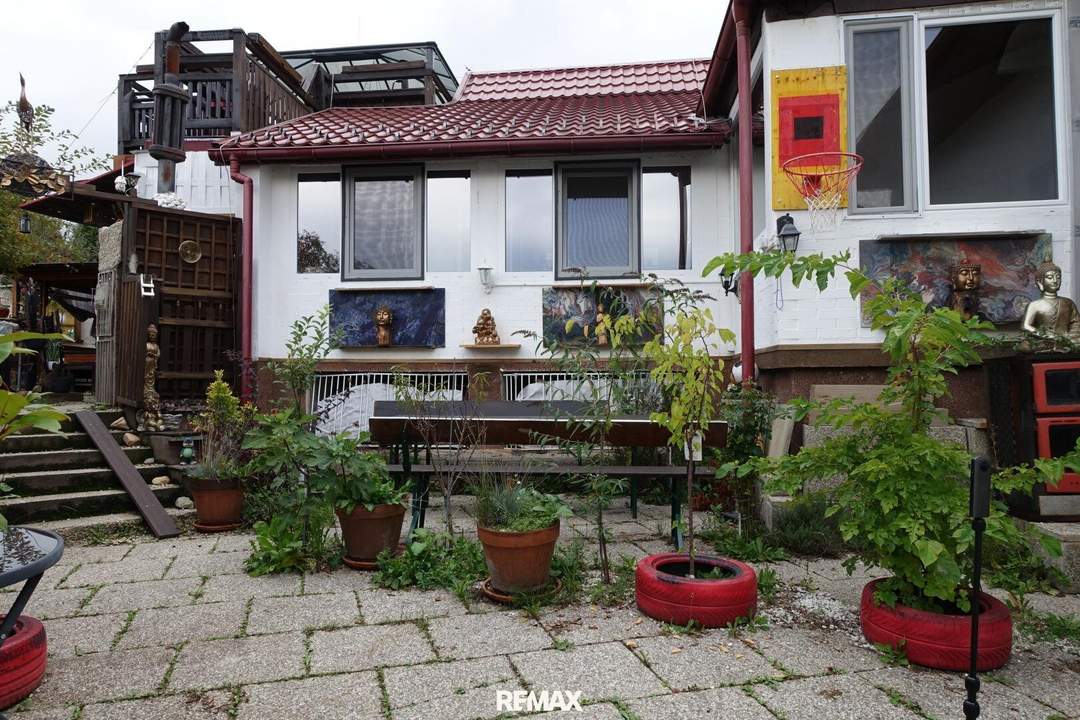 Einfamilienhaus mit drei eigenständigen oder zusammenlegbaren Wohnungen und einzigartigem Erlebnisgarten